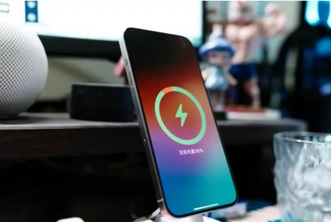 花都苹果15换屏服务分享用什么充电器给iPhone15充电更好 